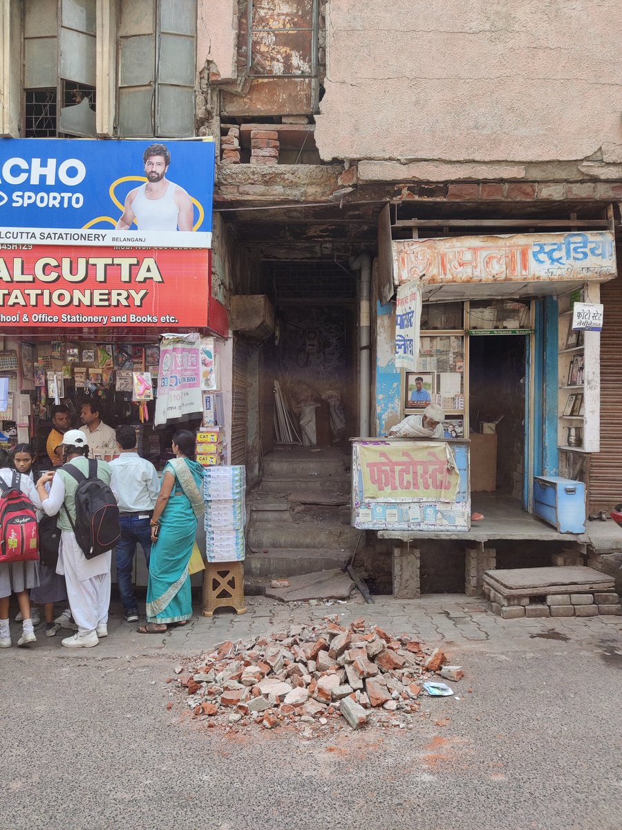anujkh's tweet photo. 🏚️ Urgent! @AgraNagarNigam  @DCPCityAgra @agrapolice,@myyogioffice @myogiadityanath @adgzoneagra @dm_agra  we need your immediate attention at 6/183/1-6, Belangunj, thana chatta. The dilapidated building, with falling bricks posing a serious danger. Today again debris fell. https://t.co/sVsJ7rfBZF