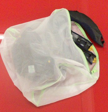 araihelmetjapan's tweet photo. 『内装もリフレッシュ！』
洗濯機を使えばカンタン！ぜひ秋ツーリングの前にお手入れください。

【ポイント】
①外した内装は必ず「洗濯ネット」に入れて、「ソフト洗い」（中性洗剤推奨）などのモードで
②乾燥は風通しの良い日陰干しで
③温度が50度以上になる「乾燥機」はお控えください https://t.co/9n2bf32WeD