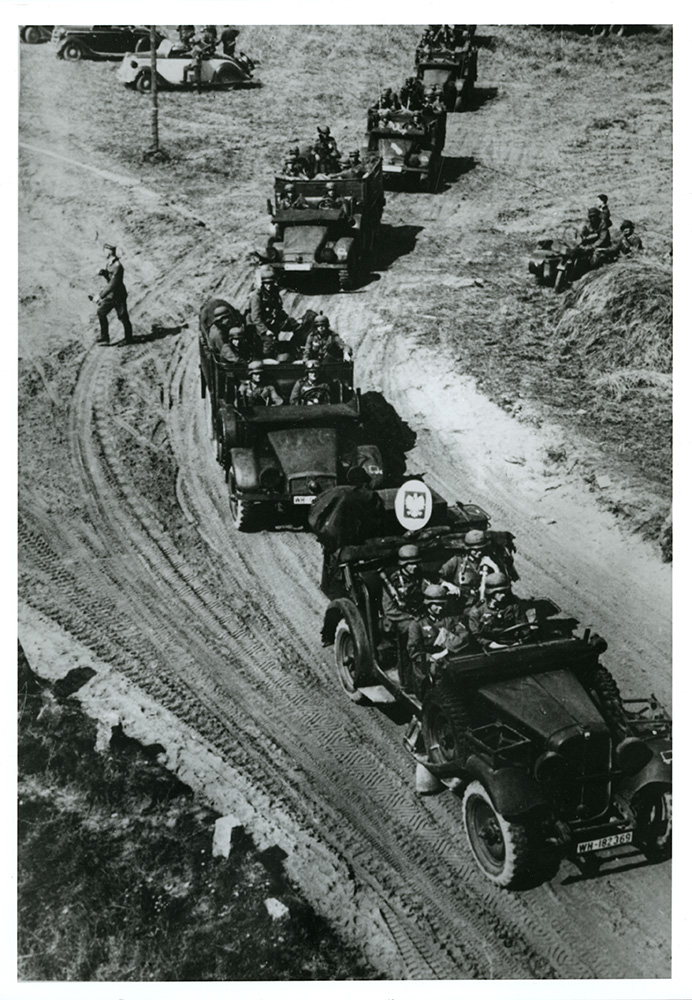 Am 1. September 1939 begann der Überfall von Deutschland auf Polen und damit der #ZweiteWeltkrieg. Bereits am 22. August 1939 teilte Hitler seinen Entschluss zum Angriff auf Polen, den Oberbefehlshabern der Wehrmacht mit. Mehr dazu auf LeMO: dhm.de/lemo/kapitel/d…