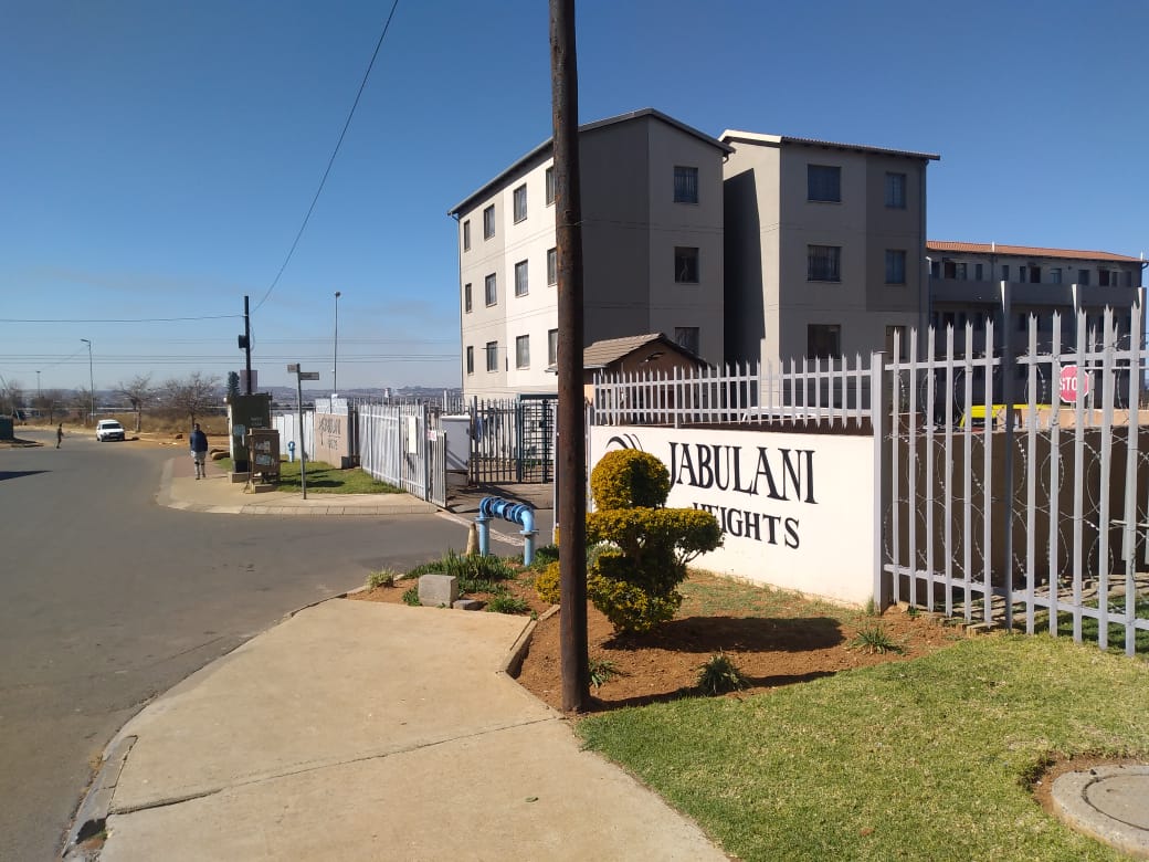 Sithebe_Realty's tweet photo. Location:
Jabulani Manor (Apartment)

Price:
R470K

Web link:
https://t.co/cVnIPGQJz8 https://t.co/OlE68BtL0V