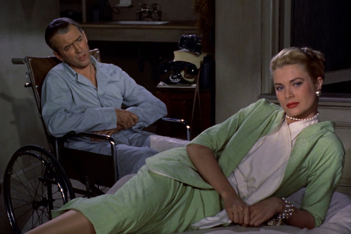 Freelineorlando's tweet image. Sept. 1 1954 was the premiere of Rear Window.
One of Hitchcock&apos;s best, this sly Peeping Tom thriller has a great set design for voyeurism, and knockout roles for Jimmy Stewart, Thelma Ritter and Raymond Burr. Grace Kelly is at her most sultry. Fine message:  beware where you peep