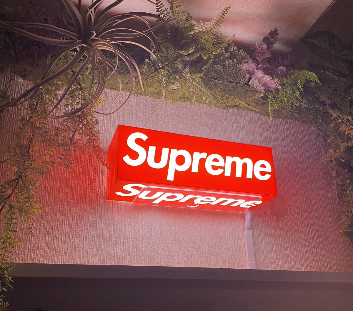 sin045_'s tweet photo. このランプはいいねぇ
久々に定価で良いもん買えたわ
#supreme https://t.co/ZKRFKkXyPl