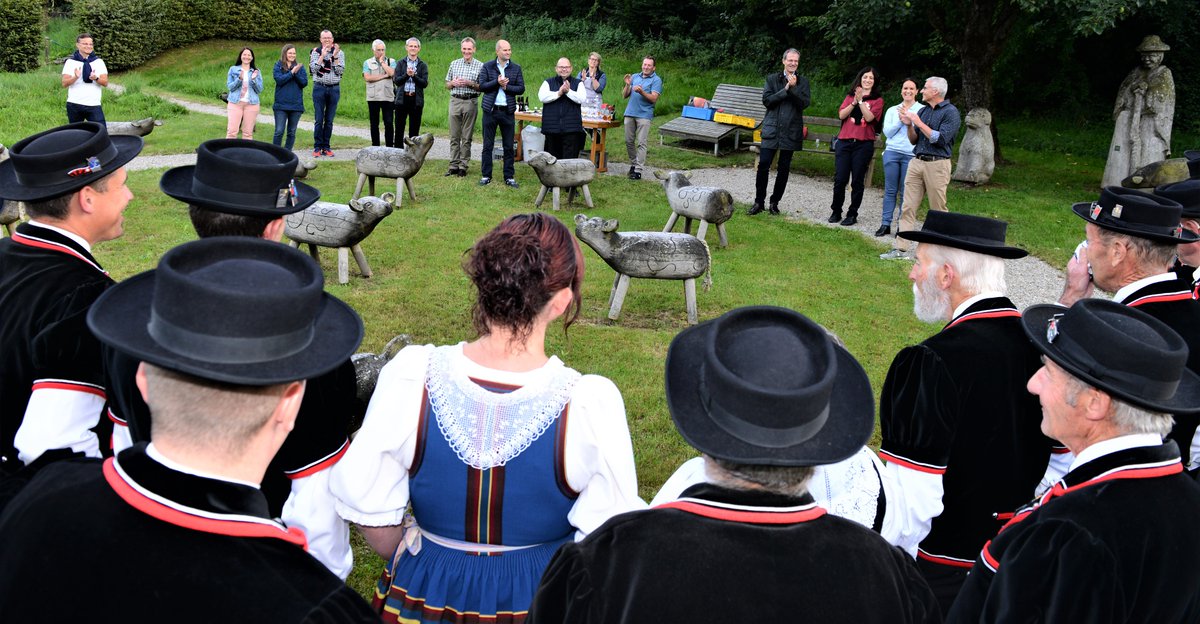 KantonLuzern's tweet photo. Der Jodlerclub "Echo vom Napf" begrüsst den Regierungsrat des #KantonLuzern, der heute eine Klausur in #Luthern durchführt. https://t.co/Cr0wfoSC7c