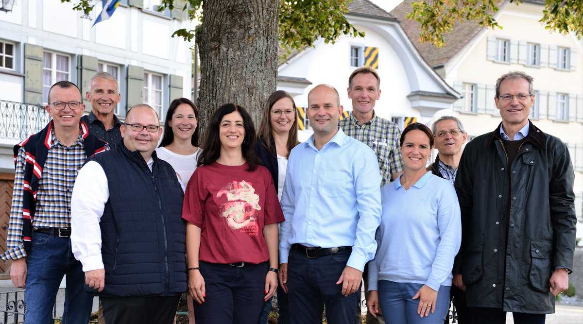 KantonLuzern's tweet photo. Der Jodlerclub "Echo vom Napf" begrüsst den Regierungsrat des #KantonLuzern, der heute eine Klausur in #Luthern durchführt. https://t.co/Cr0wfoSC7c