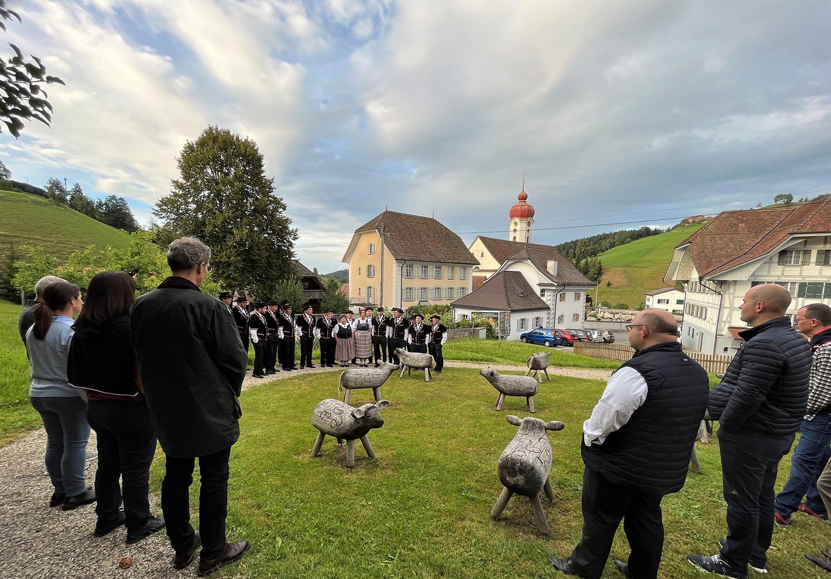 KantonLuzern's tweet photo. Der Jodlerclub "Echo vom Napf" begrüsst den Regierungsrat des #KantonLuzern, der heute eine Klausur in #Luthern durchführt. https://t.co/Cr0wfoSC7c