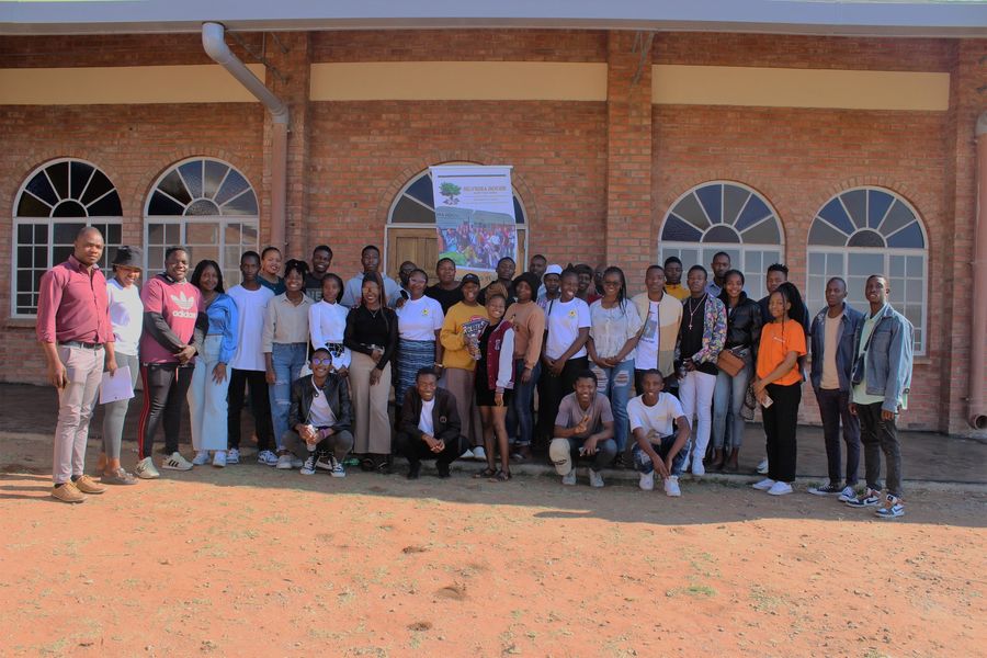 SilveiraHouse64's tweet photo. Bulawayo on entrepreneurship. The training covers Business Idea Generation, Financial Literacy and Business Proposal writing. #empoweredyouths #youth4dev #youths #Nothingforuswithoutus #YouthInGovernance #youthinpeacebuilding https://t.co/YfDh7dzuvB