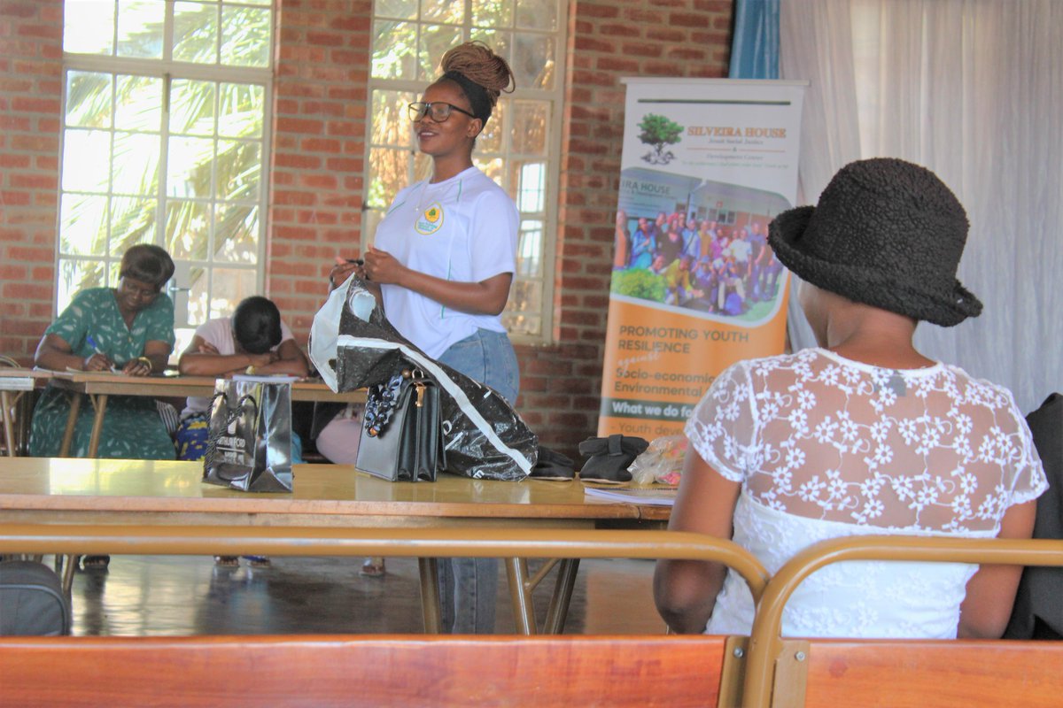SilveiraHouse64's tweet photo. Bulawayo on entrepreneurship. The training covers Business Idea Generation, Financial Literacy and Business Proposal writing. #empoweredyouths #youth4dev #youths #Nothingforuswithoutus #YouthInGovernance #youthinpeacebuilding https://t.co/YfDh7dzuvB
