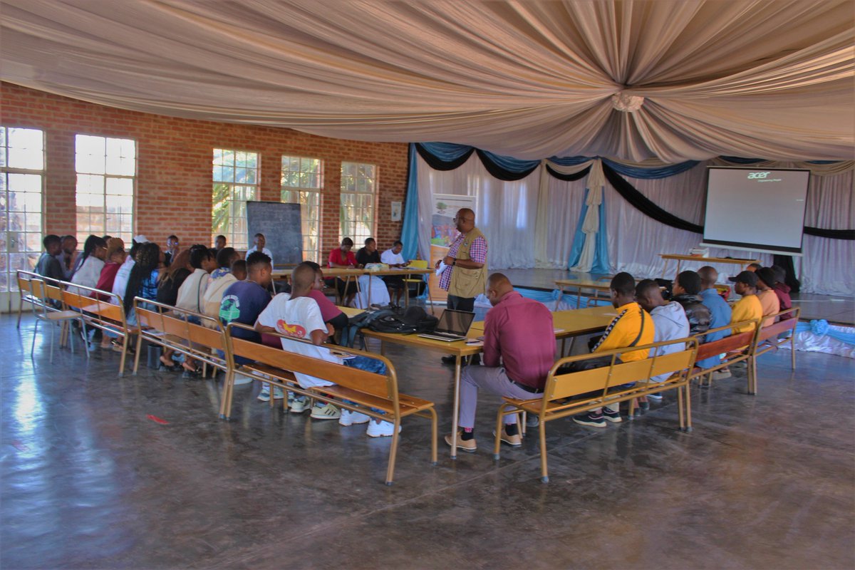 SilveiraHouse64's tweet photo. Bulawayo on entrepreneurship. The training covers Business Idea Generation, Financial Literacy and Business Proposal writing. #empoweredyouths #youth4dev #youths #Nothingforuswithoutus #YouthInGovernance #youthinpeacebuilding https://t.co/YfDh7dzuvB