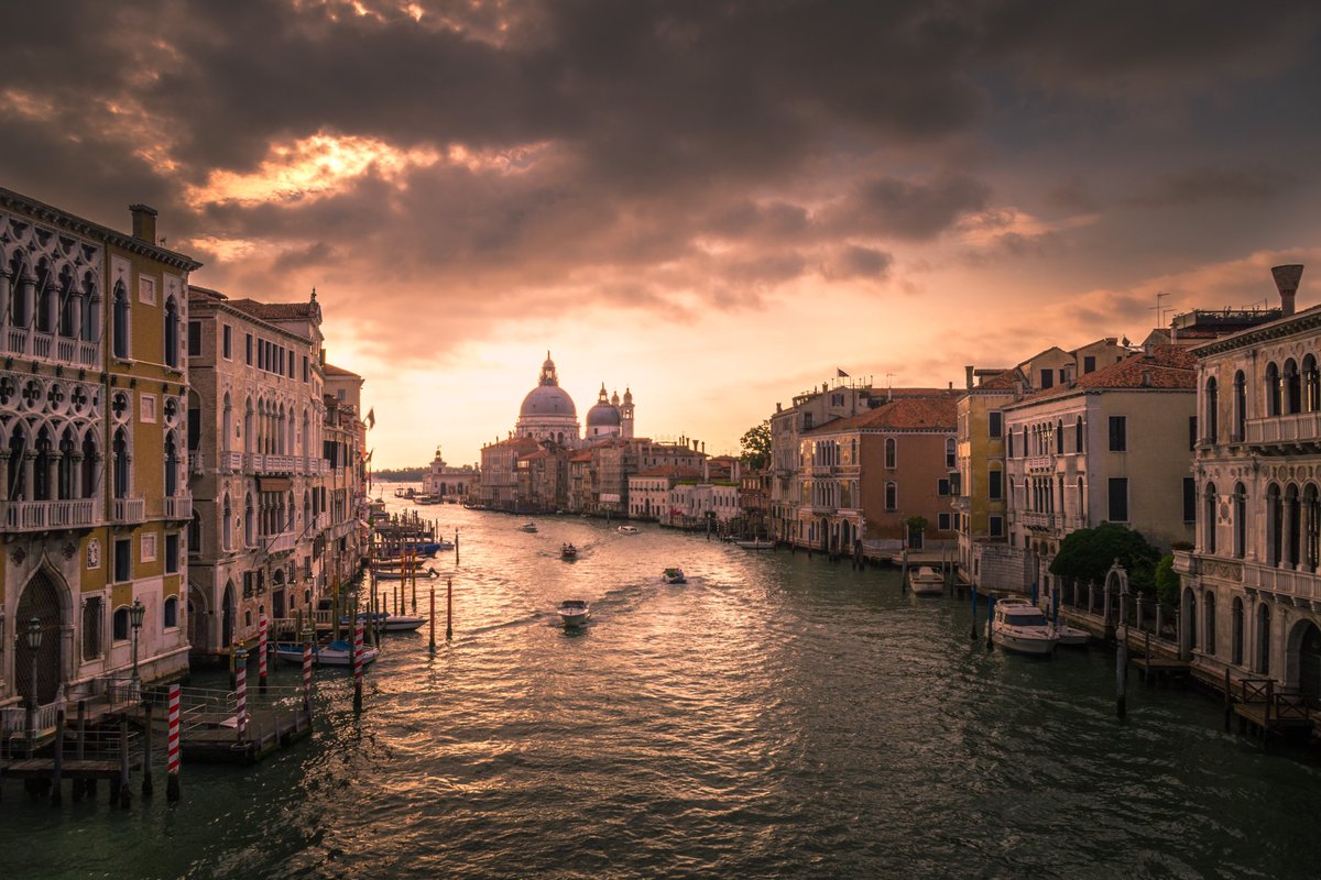 BenvenutoTours's tweet image. A Spectacle of Italian Ingenuity: Architectural Beauty Meets Serene Waterways at Sunset in Italy 🏛️🌅🚤

#ItalianArchitecture #BuildingDesign #InfrastructureArt #SkyScape #Cloudscape #SunsetViews #Italy #canal #DiscoverItaly #BoatAdventures #ArchitecturalWonders