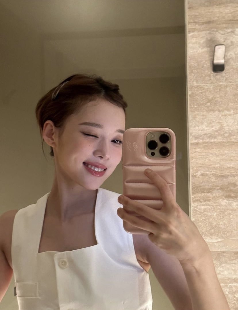 201KMJS's tweet image. #WINTER #JAY mirror selca ⛄️🦅