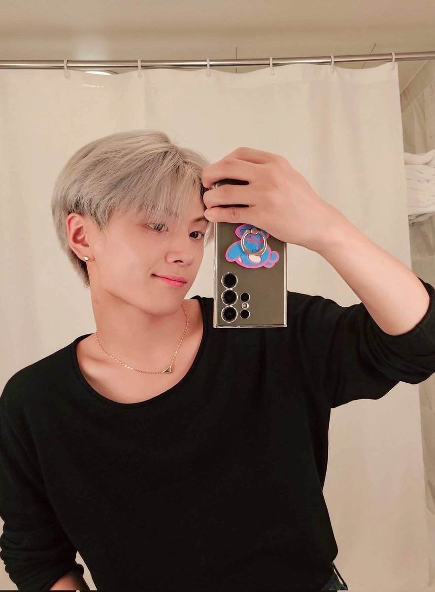 201KMJS's tweet image. #WINTER #JAY mirror selca ⛄️🦅