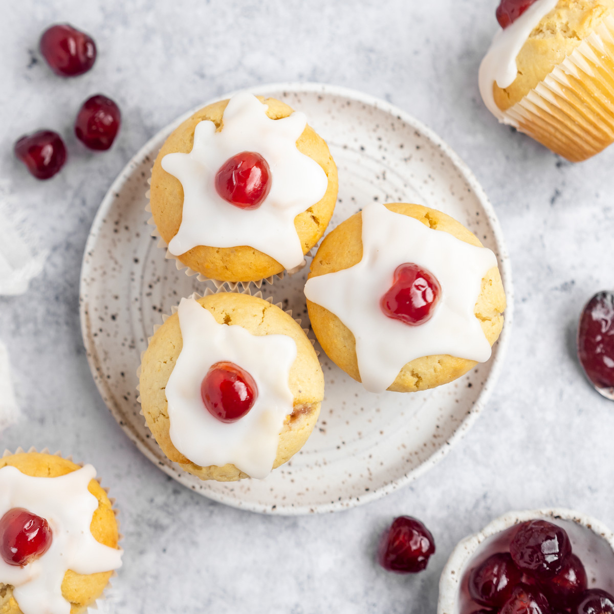 MarshasBakeBlog's tweet image. Bakewell Muffins – Deliciously moist and dense almond-infused muffins that are filled with raspberry jam, and topped with a sweet almond icing and glacé cherries. A cherry Bakewell tart in muffin form!

Recipe: marshasbakingaddiction.com/bakewell-muffi…