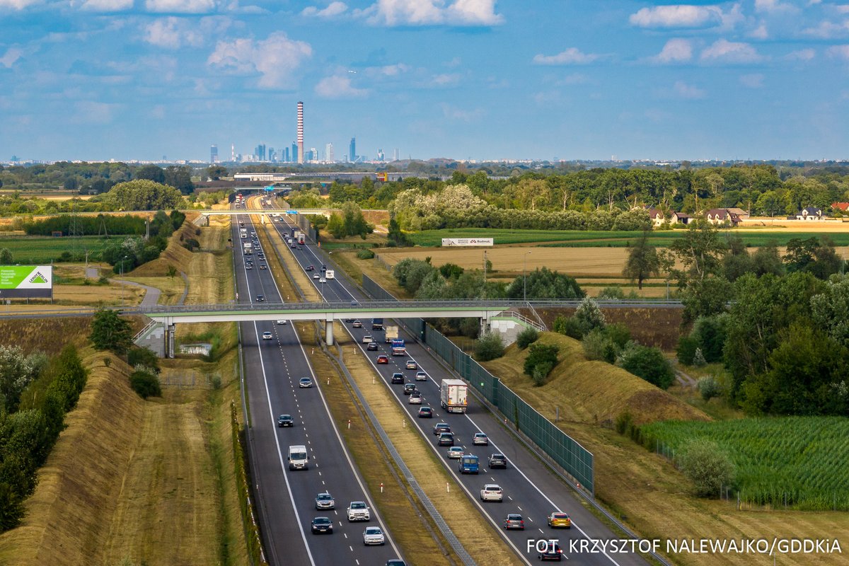 GDDKiA's tweet photo. Już na etapie budowy autostrady #A2 #Łódź - #Warszawa przewidzieliśmy rozwiązania obiektów inżynierskich dla docelowej trasy. Dodatkowy pas ruchu powstanie w miejscu szerokiego pasa rozdziału. https://t.co/JJJTMNPFsj