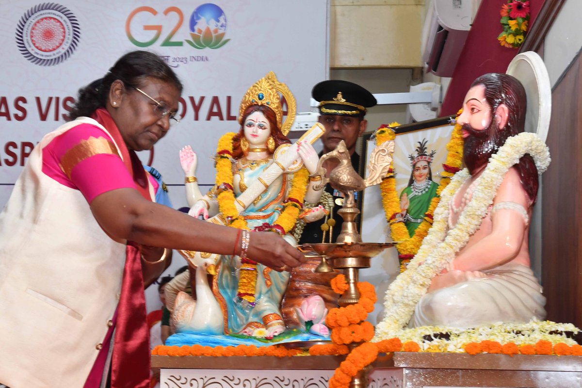 rashtrapatibhvn's tweet photo. President Droupadi Murmu addressed the 10th convocation of Guru Ghasidas Vishwavidyalaya at Bilaspur, Chhattisgarh.  The President said that creating opportunities amid challenges is an effective way to achieve success.
https://t.co/mF1fVxvdMm https://t.co/e23kgpsr0O