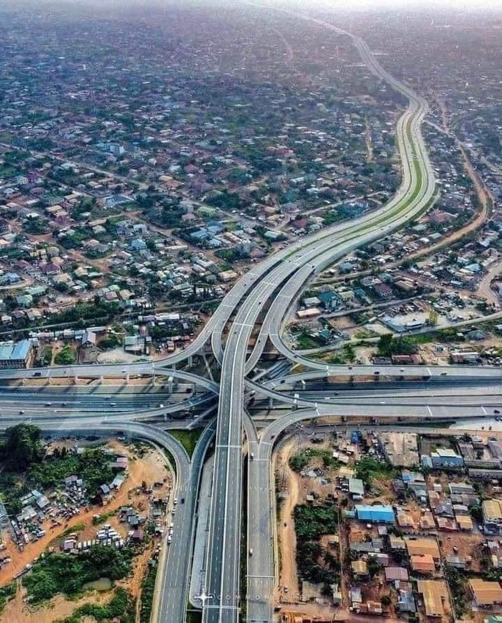 Échangeur spectaculaire au milieu de la pauvreté. Modèle de développement à suivre à Afrique, Oui ou non?