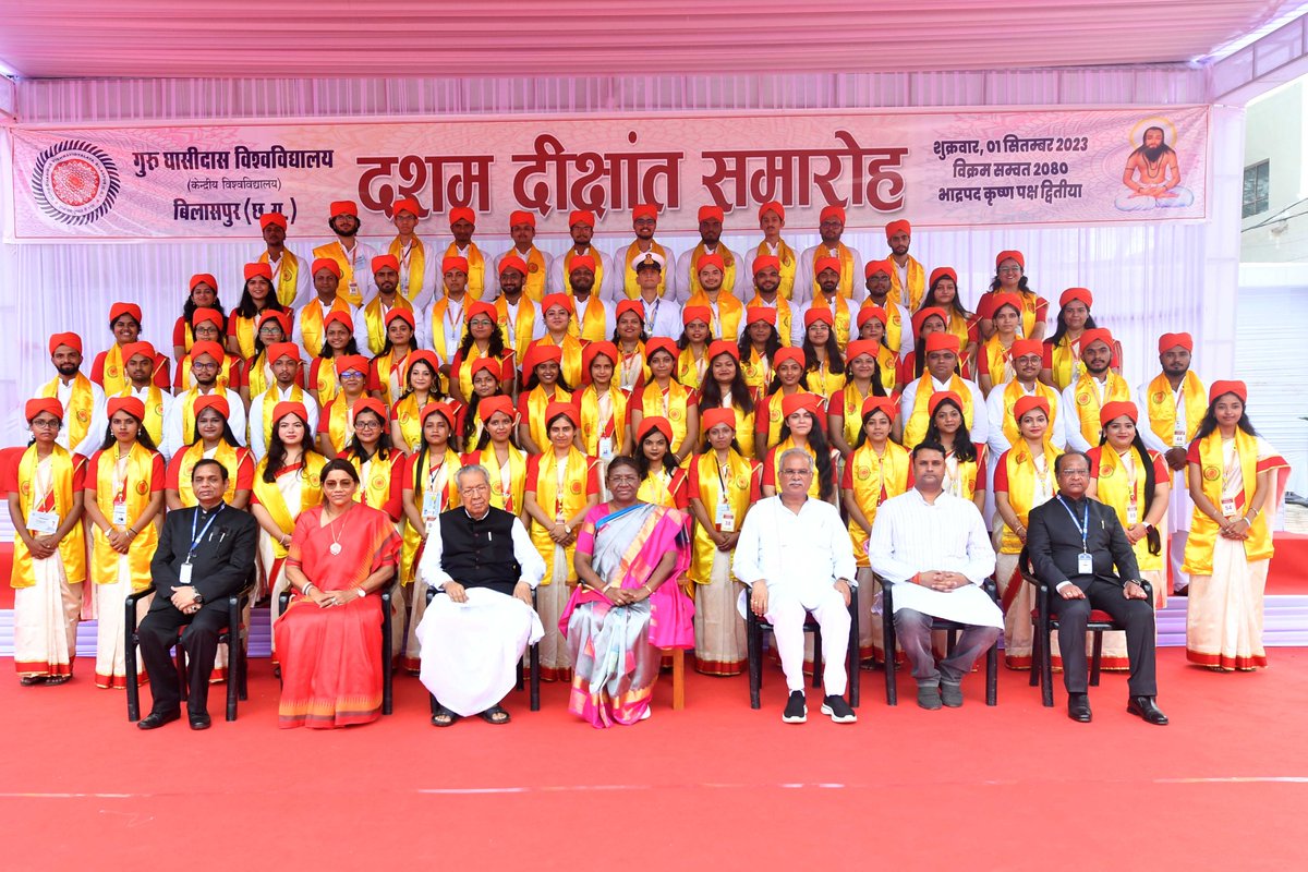 rashtrapatibhvn's tweet photo. President Droupadi Murmu addressed the 10th convocation of Guru Ghasidas Vishwavidyalaya at Bilaspur, Chhattisgarh.  The President said that creating opportunities amid challenges is an effective way to achieve success.
https://t.co/mF1fVxvdMm https://t.co/e23kgpsr0O