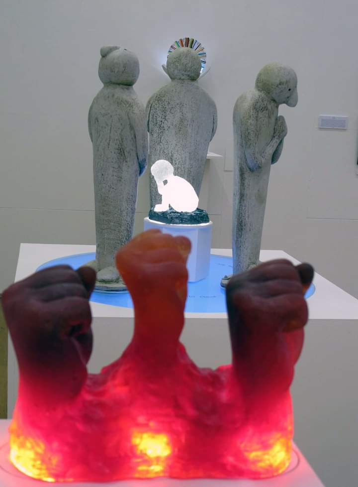 jaminoshdesigns's tweet image. 6yrs since my MA exhibition @Glyndwr  university . The tall figures being 'onlookers' ignoring the fragile glass child , #childabuse @NSPCC ,and the glass fists showing the cycle of violence passed from one generation to another #breakthecycle #manchesterbombing