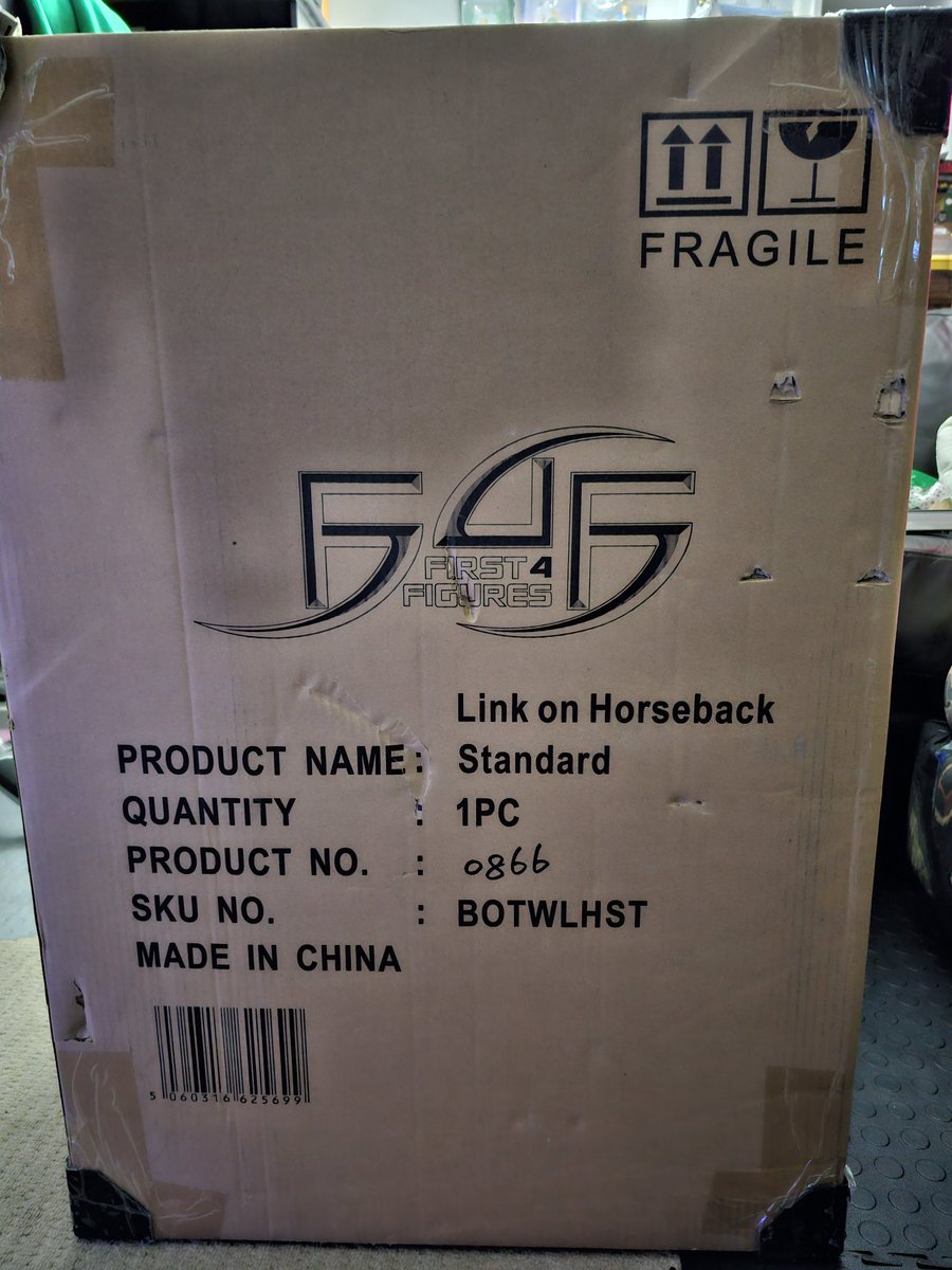 TheRealSanik's tweet photo. It has arrived! I didn't think it was going to be this big. I have to find a spot for it before i can unbox it. #LegendofZelda #f4f #Zelda #ZeldaTearsOfTheKingdom #BOTW https://t.co/hOiLqPYhWq