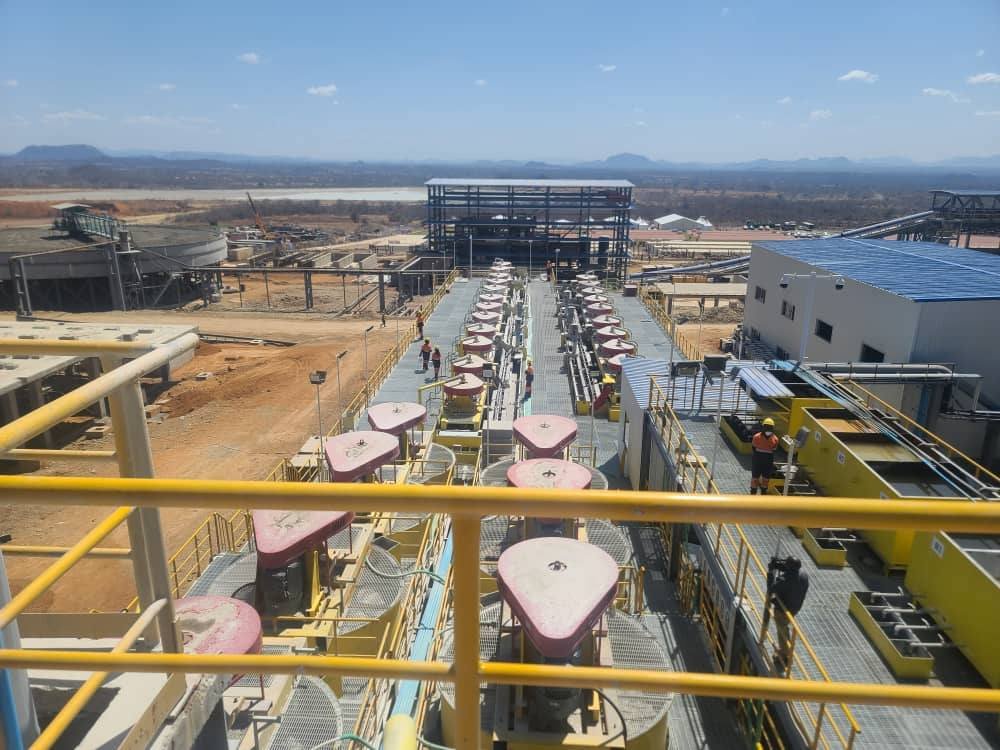 ED commissions giant world-class lithium plant in Buhera …as the Second Republic journeys towards Vision 2030 President Mnangagwa yesterday celebrated yet another milestone of the Second Republic as he commissioned the Sabi Star Floatation Plant facebook.com/photo/?fbid=24…