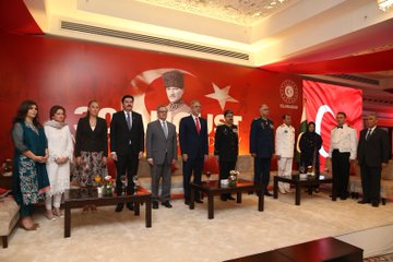 PTANews_'s tweet photo. Turkiye's #VictoryDay was celebrated in Turkish embassy in Islamabad, @TrEmbIslamabad on #30thAugust with great enthusiasm and pride. Pakistani military officials, citizens and diplomatic missions' representatives attended the event.
#30AgustosZaferBayrami
#TwoStatesOneNation🇵🇰🇹🇷 https://t.co/UP9hCAjTp3