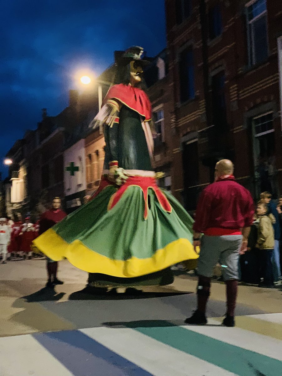 Indiaan, Mars, Goliath ❤️💙💚
Jullie waren geweldig gisteren avond! 💃🏻🕺
Tot volgend jaar 👋🏼
.
#katuit #gildedereuzendragers #louiseschoenen #dendermonde #komrads