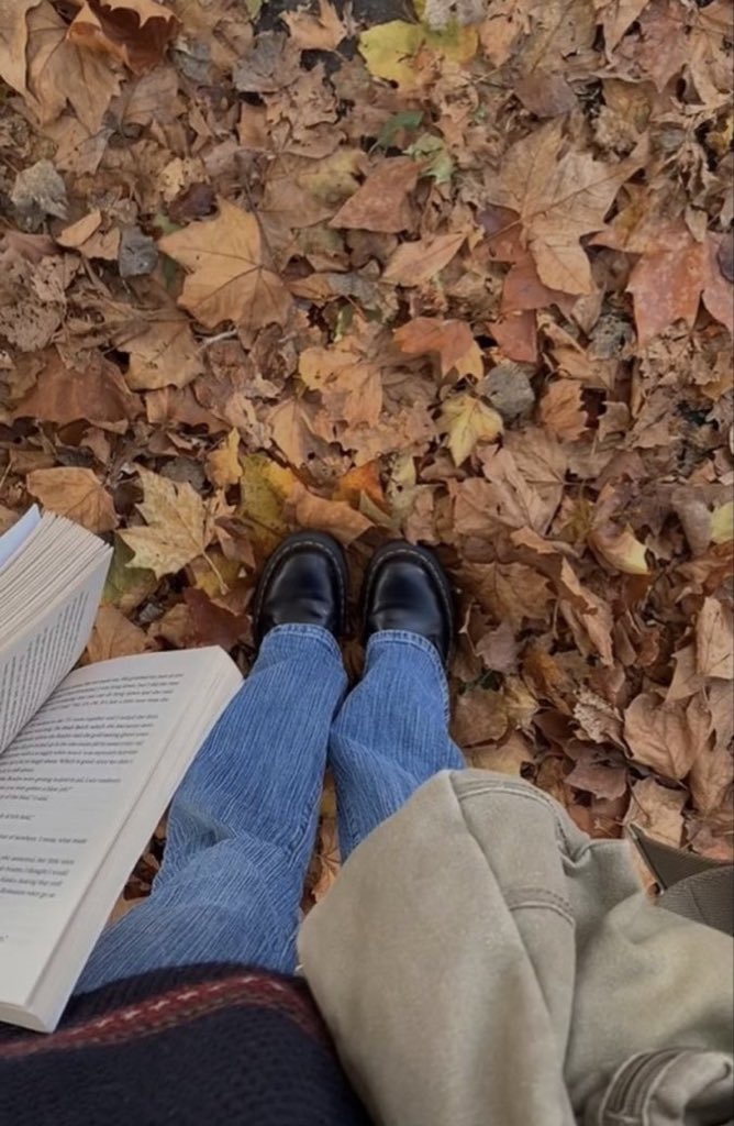 wandervoyage's tweet photo. 🍂☕️💫🕰️Happy September🍁🧸✨🕯️ https://t.co/WSv0H1zSfR