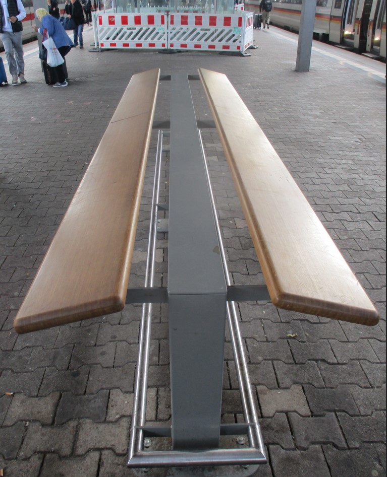 teidelbaum's tweet photo. In #Bonn gibt es am Hauptbahnhof jetzt als neueste Variante der #AntiObdachlosenArchitektur solche komischen Stehbänke. Wenn die @db_bahn schon immer mehr Verspätungen hat, dann aber bitte wieder mehr Bänke anbringen – auch zum hinlegen. https://t.co/s0mnsJp75u
