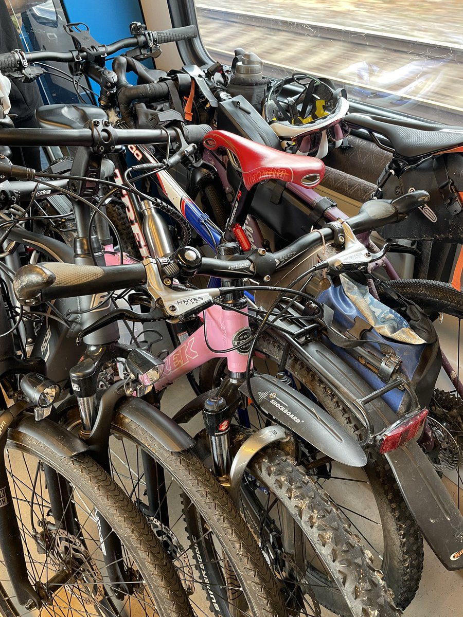 Herbert: „Steh auf, sofort weg da, da müssen noch mehr Räder hin!!!1!1!!1!1“

Wer wohl von uns als erstes aussteigen muss? 🤡

#radfahrenmitderbahn