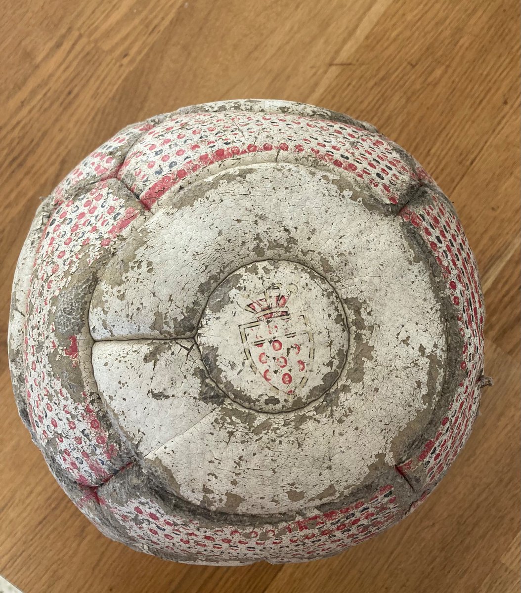 bonfort_clement's tweet photo. @Yannick_Kmbl Quand je pense que mon père s’était démené pour m’offrir un ballon d’entraînement signé par toute l’équipe 2007 et que j’ai joué des années avec…. L’état du truc jss dégoûté https://t.co/XVc6NXpIrN