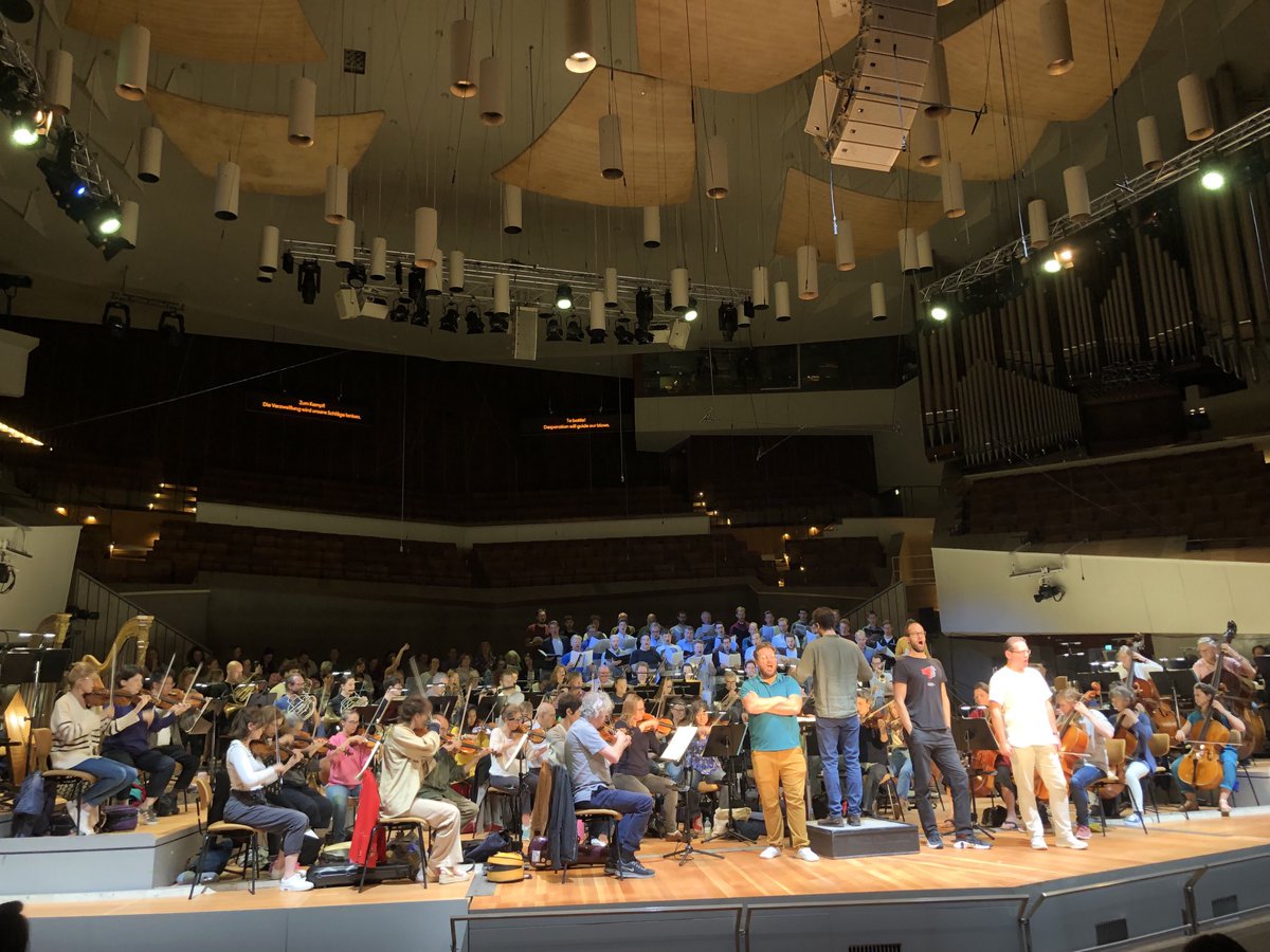 This INCREDIBLE choir and orchestra are revelatory as always and utterly thrilling to witness 💥 ⁦@mco_london⁩ Berlioz : Les Troyens tonight at @ #MusikfestBerlin ⁦⁦@BerlinPhil⁩ and Sunday ⁦@bbcproms⁩ berlinerfestspiele.de/musikfest-berl… bbc.co.uk/events/ec8fbp