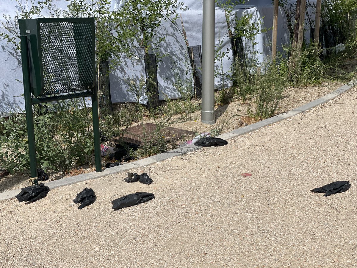 isabellacer's tweet photo. Alguna gente no se merece tener NADA. Ni siquiera han inagurado el #BosqueMetropolitano, la parte situada entre #Usera y #Villaverde, y está así, no sé qué hacen, baloncesto desde fuera de la valla? Panda de guarros. @MADRID @jmd_usera @JMD_villaverde #basuraleza #useraverde https://t.co/M9b6ma7zsr
