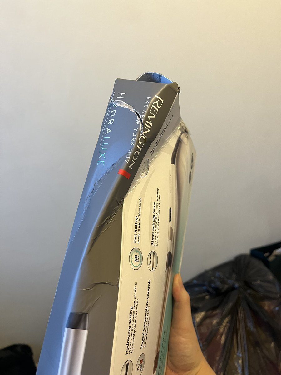 harrietweet's tweet photo. @currys @CurrysServices hey, I had an order delivered yesterday, not the condition I expected my item to arrive in? https://t.co/2qeWnolych