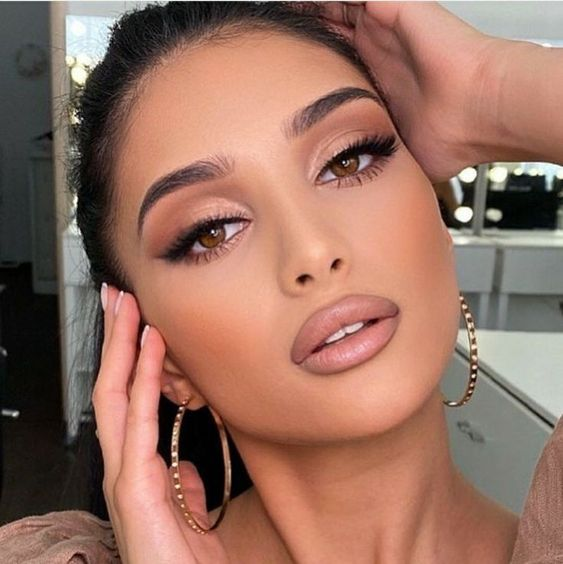 MiaBennettUS's tweet photo. The right makeup can boost your confidence and make you feel like the best version of yourself. https://t.co/UvmYugBjGl