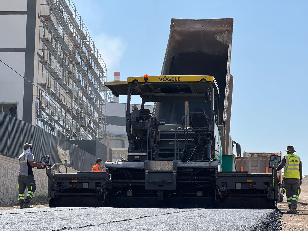 🚧 Kahramankazan / Dağyaka Mahallesi - Dağyaka Caddesi'nde asfalt serim çalışmalarımıza devam ediyoruz. #Büyükşehirİşbaşında @mansuryavas06