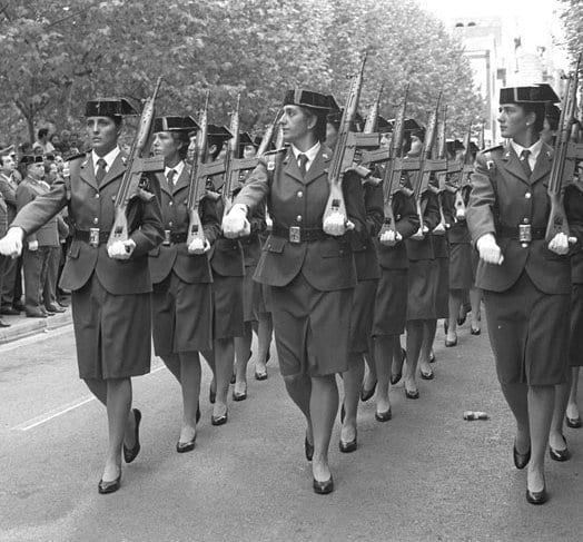 MqGuardiaCivil's tweet photo. El 1/09/1988 se incorporaron a la Academia de Baeza las primeras 198 componentes femeninas que iban a pasar a formar parte del Cuerpo de la Guardia Civil. 

En el mes de junio de 1989, tras finalizar su formación, se integraron en sus respectivos puestos d trabajo.
#35Aniversario https://t.co/k0qlT9BaaU