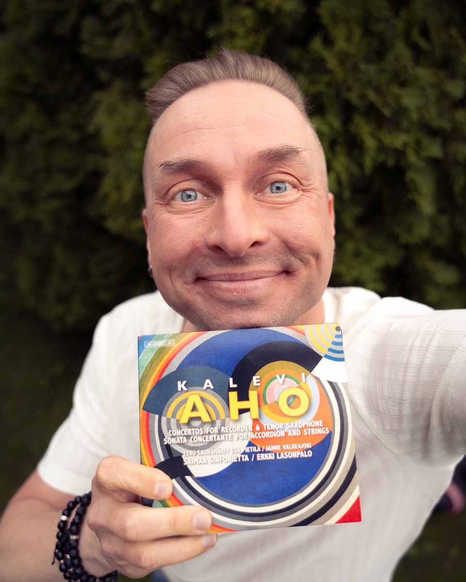 Uusi Kalevi Ahon konserttolevy on nyt kuunneltavissa striimipalveluissa ja ostettavissa levykaupoista ympäri maailman!

Soitan levyllä tilaamani nokkahuilukonserton, joka on 20-minuuttinen huikea matka erilaisiin soundeihin ja tunnelmiin, check it out!😎

rb.gy/zj0vw