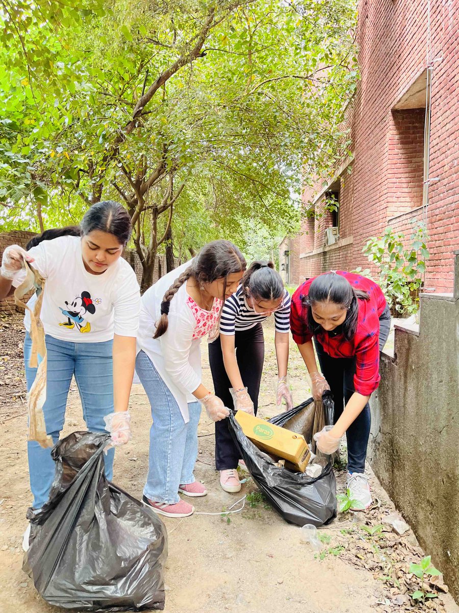 JKBSGurgaon's tweet photo. π±π§Ή Building a Cleaner, Greener Tomorrow: Joining Hands for a Campus Cleaning Drive!
A collective effort of students and faculty on August 31st transformed our campus into a canvas of care and sustainability.ππΏ #CleanCampusInitiative #SustainabilityMatters #JKBusinessSchool https://t.co/ec6ammHBXa