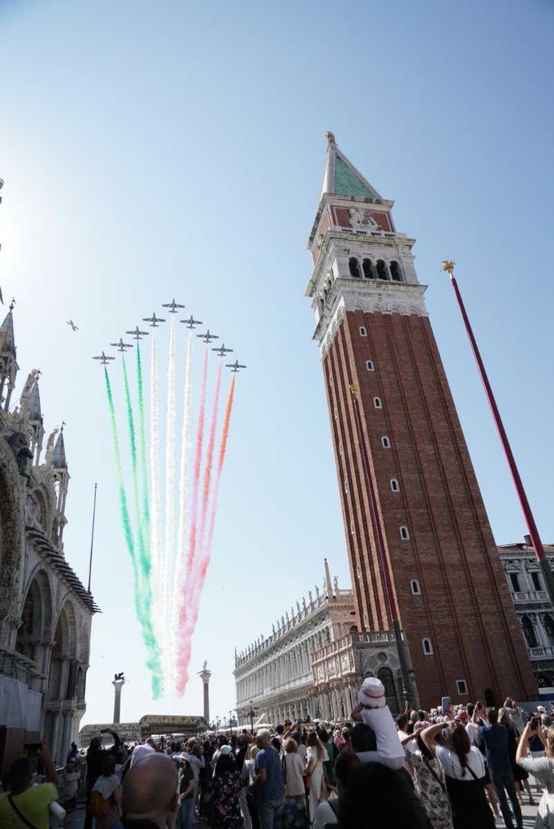 Il saluto delle #FrecceTricolori a #Venezia! Grazie ragazzi, Grazie @ItalianAirForce ❤️ Siete un orgoglio nazionale 🇮🇹