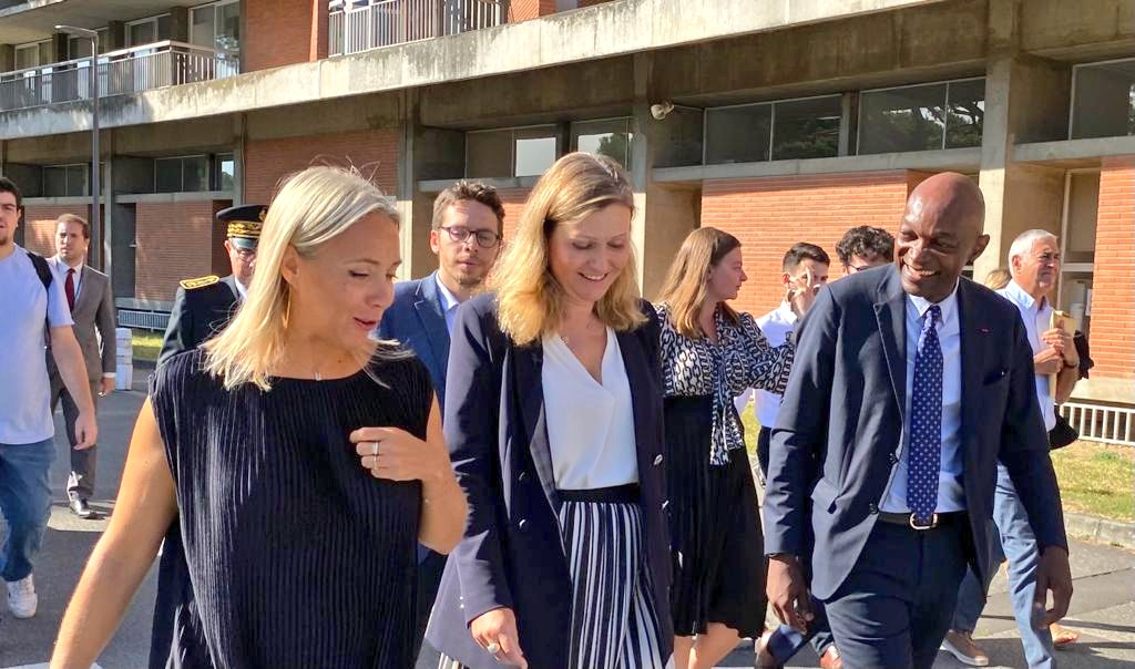 NadiaPellefigue's tweet photo. Nous accueillons la Présidente de l'Assemblée Nationale @YaelBRAUNPIVET à @UTCapitole pour une visite du campus et rencontre avec les étudiants.

Particulièrement fiers de l'épicerie solidaire #ESOPE ouverte à tous les étudiants de Toulouse.
🍎Un panier de courses semaine à 12€ https://t.co/HZ0bzVvueQ