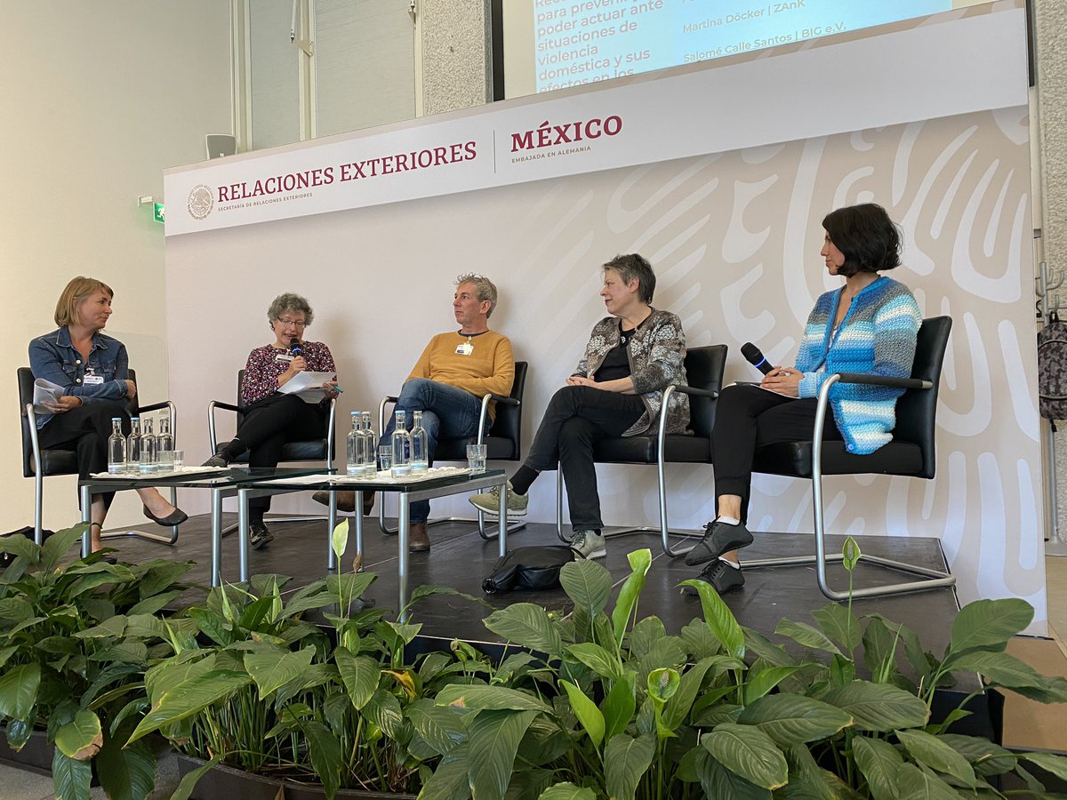 AleBa_Sa's tweet photo. Existen en 🇩🇪 organismos que apoyan niños en ambientes con violencia. Como #ZanK Maria Döcker dice: Leyes claras y acciones enérgicas para proteger integridad  salud física psicológica. En  Jornada Inf. en @EmbaMexAle https://t.co/SV03Z7SqLX