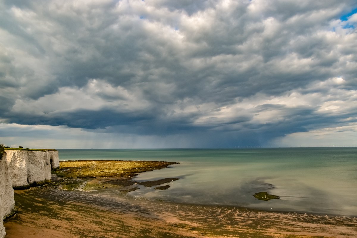 tintininkent's tweet photo. before the rain #Kingsgatebay #thanet #kent @itvmeridian @itvweather @PhilippaDrewITV @ChrisPage90 @HollyJGreen @WeatherAisling @manalilukha @BeckyMantin_ @SallyWeather @ShireenJordan @StormHour @coastmag https://t.co/D26e9BkJoY