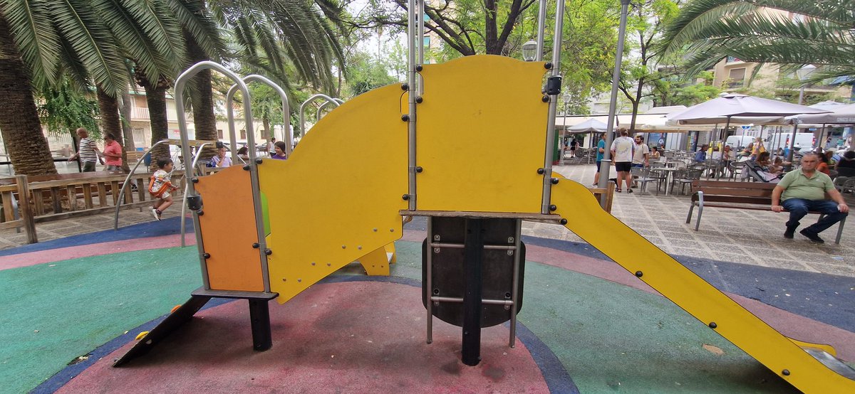 agsanchez7's tweet photo. @aytogr #GranadaLimpia
Es lugar de arreglar los parques a los niños, se los tapamos con una madera. Y el aspecto que presenta es lamentable. Parque infantil de plaza de Gracia. @marifrangr echamos una mano alcaldesa https://t.co/OgUt2ZZa46