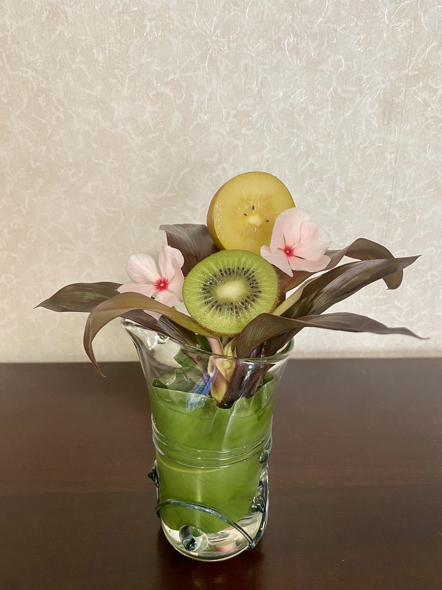 NamiMatsuko's tweet photo. ㊗️キウイの日
キウイ🥝でいけばなしてみました#2😉

#キウイの日2023
#小さなキウイ大きなチカラ https://t.co/vbyzpPGxcO