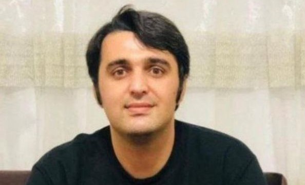 Javad Rouhin, manifestant iranien de 31 ans, est mort en détention.

En prison, il a subi de nombreux actes de torture afin de lui extirper des aveux forcés.

Détenu depuis septembre 2022, il a été condamné pour sa participation au soulèvement populaire iranien.