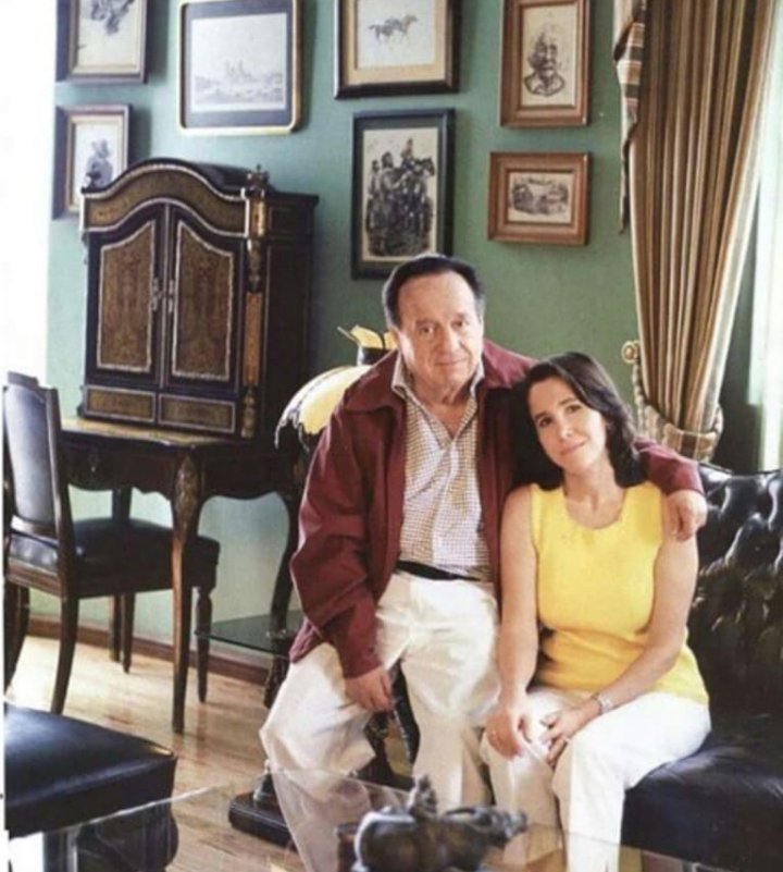 FlorindaMezaCH's tweet photo. Una aclaración para los millones que le han hecho juego a un sujeto que dice ser hijo de Roberto:

1. Roberto se hizo una vasectomía antes de que él y yo estuviéramos juntos. Es un hecho público y muy conocido, motivo por el que él y yo no tuvimos hijos. 

2. La aclaración no es para el sujeto que propagó esta injuria, porque él sabe que es mentira y lo reconoció después en otro video, aunque cuando vió el éxito de su "ocurrencia", decidió dejar que millones de personas lo crean. La aclaración es para el público. 

3. Siempre han existido personas que utilizan mi nombre para hacerse publicidad, diciendo cosas terribles sobre mí. 

No puedo ir por el mundo desmintiendo a todos los que deciden beneficiarse haciendo videos con historias falsas, dando entrevistas  en las que hablan de romances imaginarios o destilando veneno porque no pudieron obtener en su momento lo que yo sí tuve.

En esta ocasión, hago este comunicado porque está de por medio la honra de mi Rober y él ya no está aquí para defenderse.