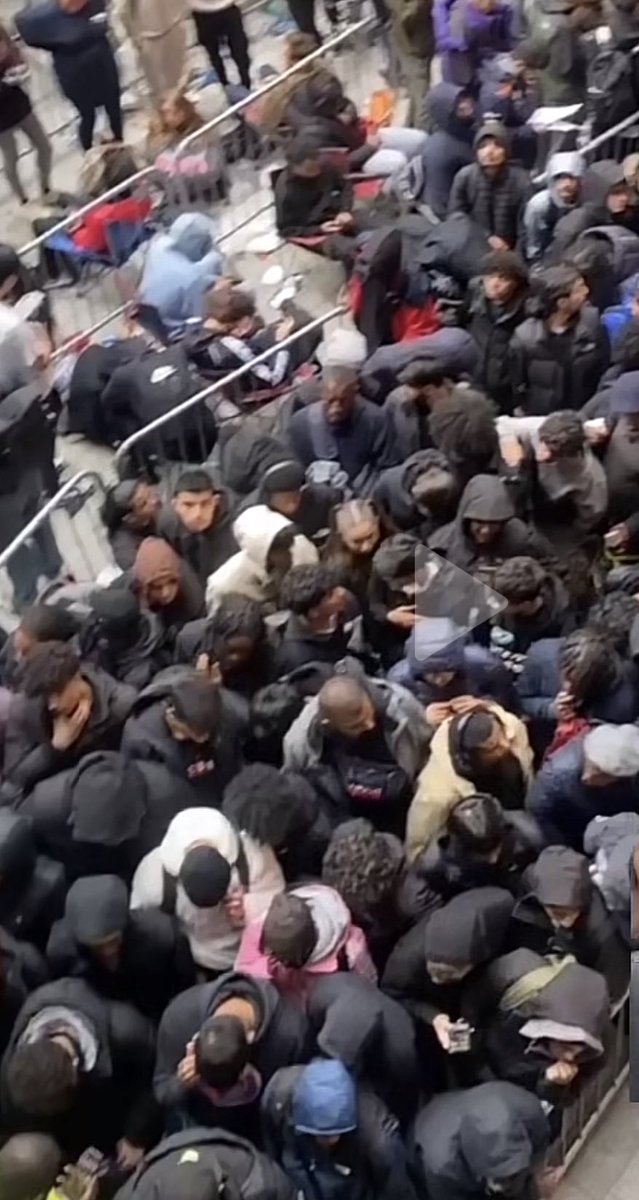 moneeymethod's tweet image. some images from the swatch x omega batter sea drop. Those that managed to get one how much did you sell for?

#swatch #watch #hype #resell