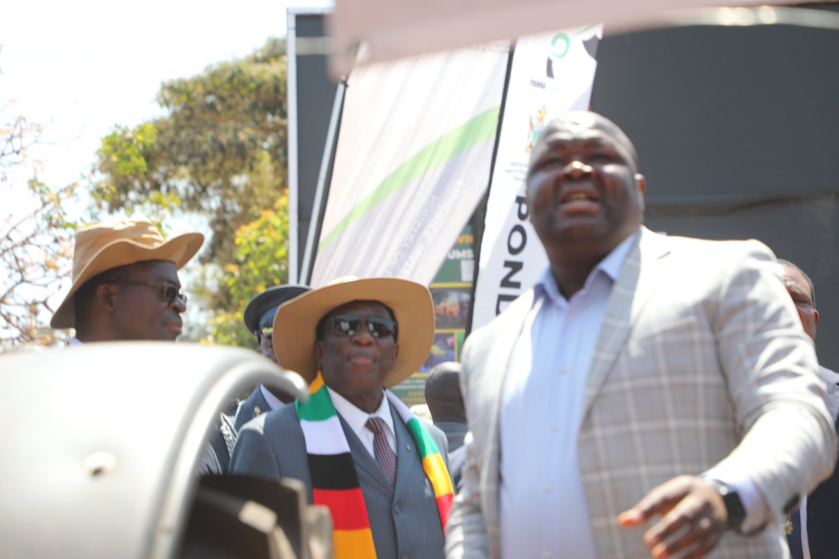 MoLAFWRD_Zim's tweet photo. #happeningnow
The President of the Republic of Zimbabwe, His Excellency, CDE. Dr. E.D Mnangagwa tours @MoLAFWRD_Zim stand @zimagricsociety.

@basera_john https://t.co/AWT9RMIdrM