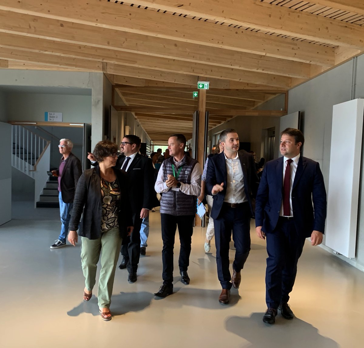 Le lycée Mona Ozouf ouvre ses portes à la rentrée à #Ploermel ! Flambant neuf, il est visité en ce moment par les élus de la <a href="/regionbretagne/">Région Bretagne</a> On y revient dans les infos locales de lundi matin à 7h et 8h.
<a href="/LoigCG/">Loïg Chesnais-Girard</a> <a href="/Ploermel_Com/">Ploërmel Communauté</a> <a href="/PloermelBzh/">Ploërmel</a>
#rentree2023 #lycée #Morbihan