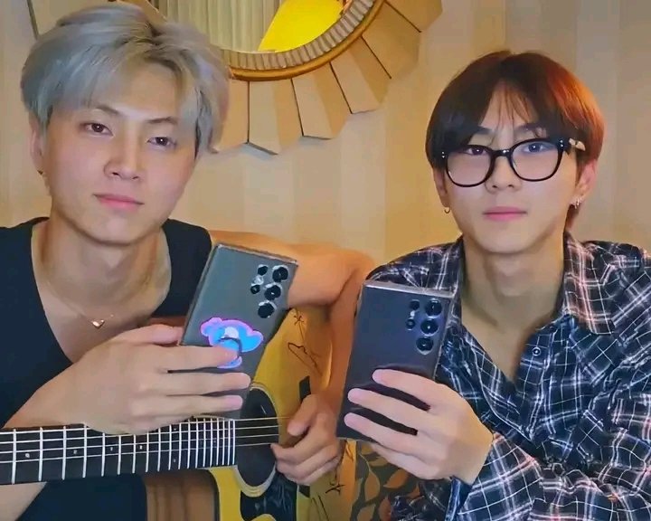 elleriecy's tweet image. jaywon have the same phone #enhypen #jay #jungwon