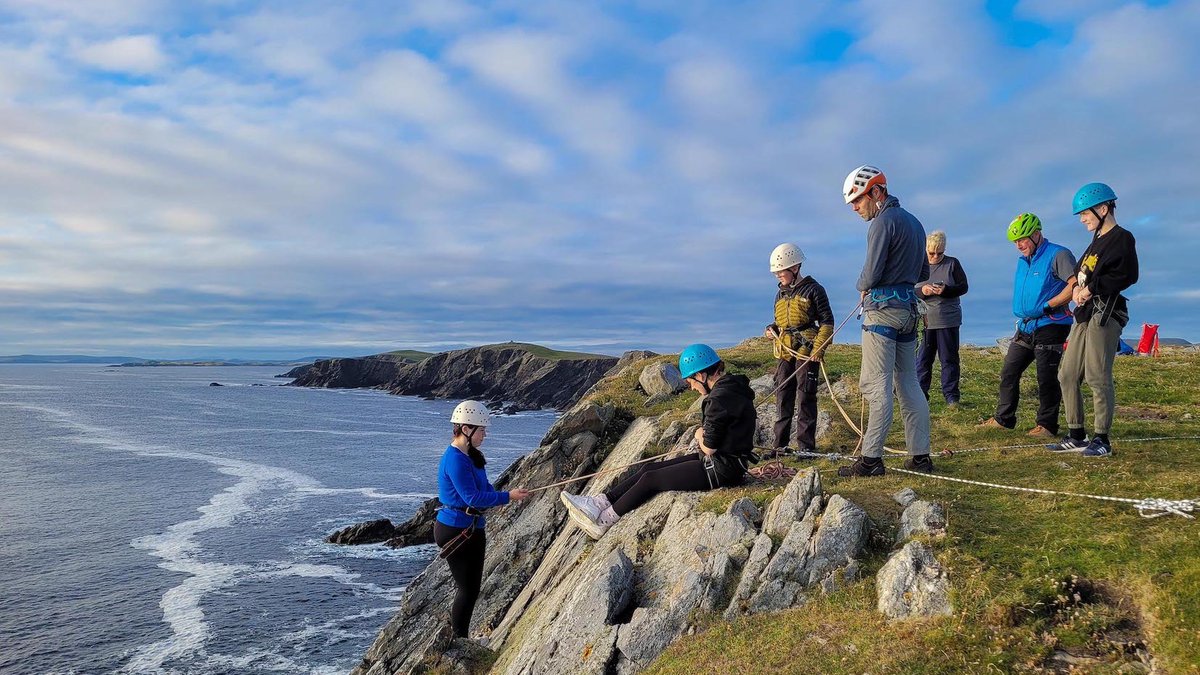 Cadets joined a @BritishArmy #Adventure #Training exercise in Shetland! Exercise Northern Tammie-Norrie was planned and run by @105RegtRA and included rock climbing, kayaking and overnight expeditions: ow.ly/xYjr50PGK1A. 🧗💪🛶 @ArmyCadetsScot